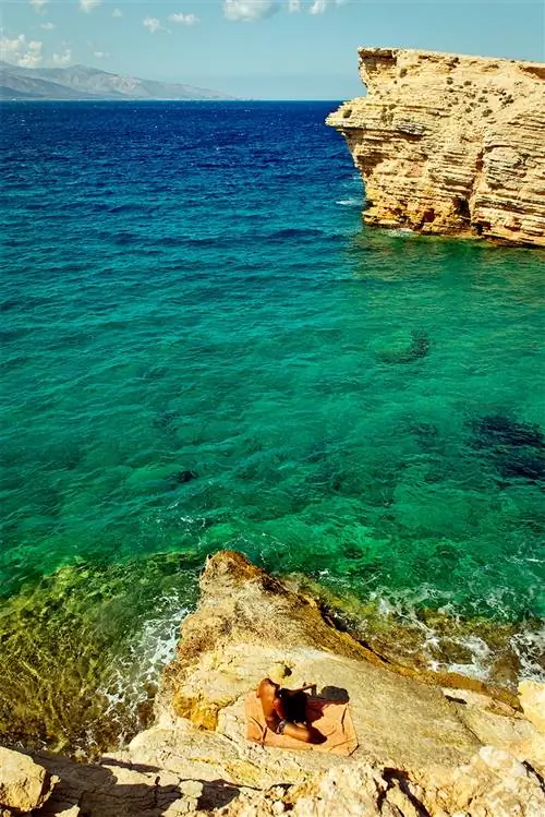 Это изображение может содержать Природа На открытом воздухе Вода Мыс Океан Море Скала Утес Земля и растения