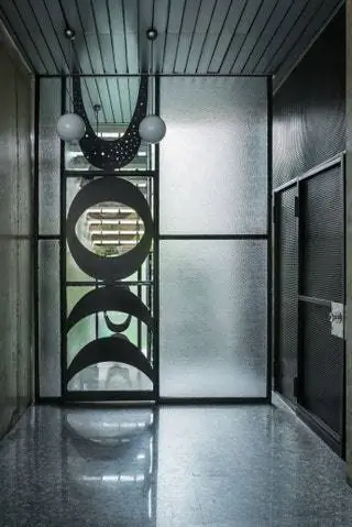 На изображении может находиться лифт и домашний декор