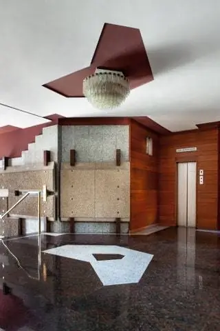 Изображение может содержать пол из дерева и лиственных пород