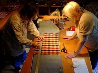 На изображении может находиться дерево, фанера, человек, мебель из твердой древесины, стол и пол