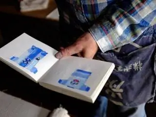 Изображение может содержать человека и палец