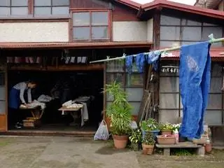 Изображение может содержать городское здание человека и дерево