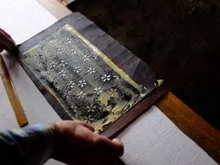 Изображение может содержать человека и дерево