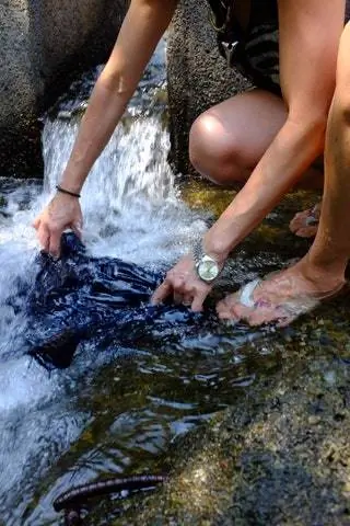 На изображении может находиться вода человек человек на улице природа река одежда одежда и палец