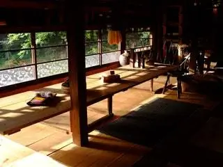 На изображении может находиться деревянный пол Мебель из твердого дерева Стол Фанера Комната Гостиная и в помещении