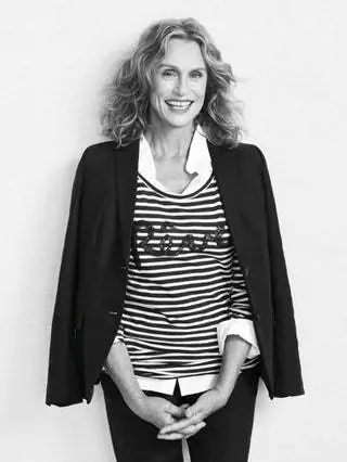На изображении может находиться Lauren Hutton Clothing Clothing Sleeve Human Person Jacket Blazer Coat and Long Sleeve