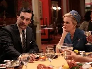 На изображении может находиться Jon Hamm Человек Галстук Аксессуары Аксессуар Ресторан Одежда Пальто Пальто и одежда