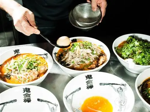 На изображении может находиться: человек, человек, еда, макароны, лапша и яйцо