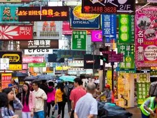 На изображении может находиться человек Пешеход Человек городской центр Городское здание и город