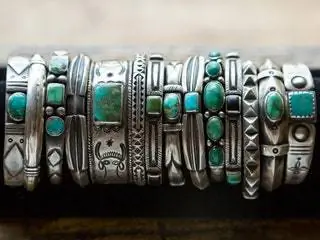 На изображении могут находиться аксессуары Аксессуары Браслеты и наручные часы