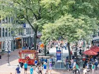 На изображении может находиться человек Пешеход Человек Город Город Городское здание Центр города Архитектура и тропинка