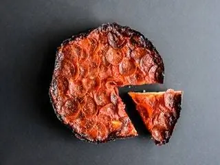 Классический пирог с карамелизированной пепперони в Pequod's Pizza. Классический пирог с карамелизированной пепперони в Pequod's Pizza.