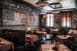 Ресторан Gino's East Deep Dish Pizza Чикаго Ресторан Gino's East Deep Dish Pizza Чикаго
