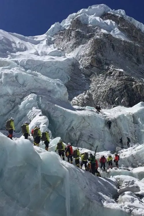 На изображении может находиться гора на улице природа лед человек ледник и снег