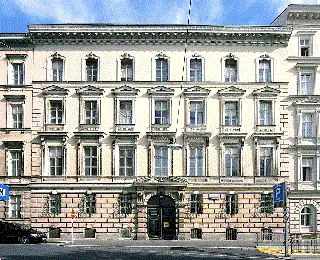 На изображении может находиться город городской район городское здание дорога улица транспорт автомобиль автомобиль автомобиль и архитектура