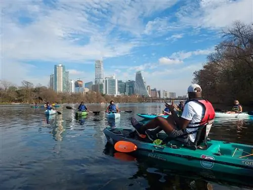 Хавьер возглавляет группу людей в Roll Colorado Roll Tour Тур по истории чернокожих по реке Колорадо при поддержке Rowing.