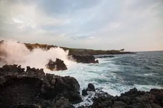 Это изображение может содержать Мыс Море Океан Вода На открытом воздухе Природа Утёс и Береговая линия