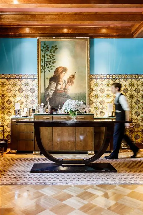 официант в движении. бар. обои на стену. рисование. деревянный пол. коврик. деревянный потолок