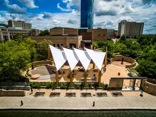 Задний экстерьер музея Эйтельйорг с изображением парусов. с высоты птичьего полета. люди ходят