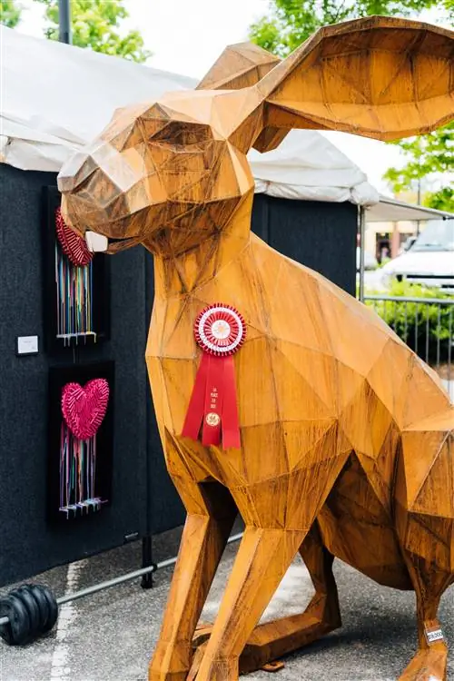 деревянная скульптура большого кролика