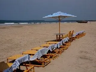 На изображении может находиться Мебель Стул Океан Вода На улице Природа Море Береговая линия Пляж Побережье Лодка и транспортное средство