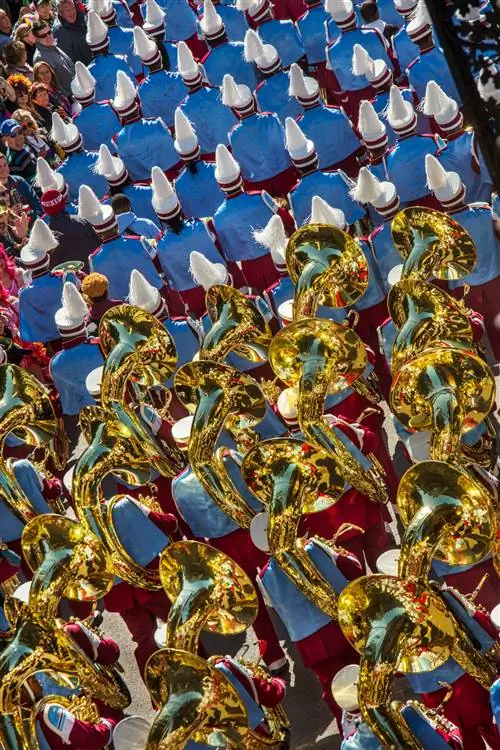 Духовой оркестр, ведущий Женский день рыцарей Гермеса, готовится к Марди Гра 21 февраля 2020 года в