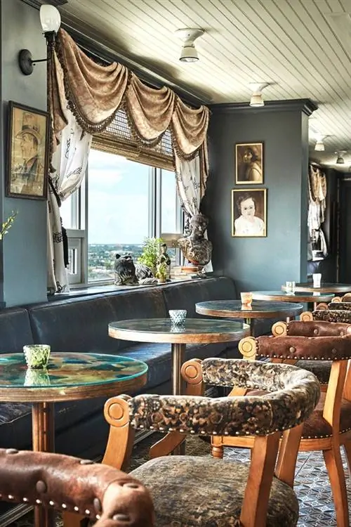 Ресторан Кафе Мебель Стул Кафетерий Животное Млекопитающее Корова Крупный рогатый скот и диван