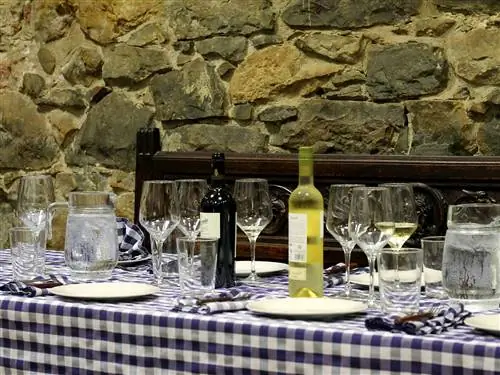 На изображении может находиться стеклянный кубок, мебель, стол, обеденный стол и скатерть.