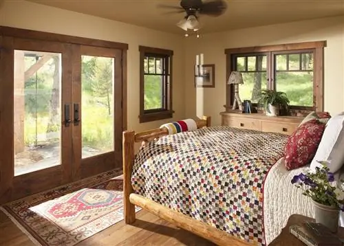 На изображении может находиться мебель в помещении комната спальня кровать домашний декор ковер потолочный вентилятор техника и дизайн интерьера