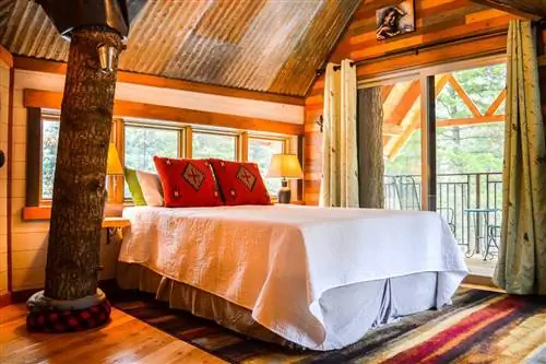 На изображении может находиться мебель кровать деревянное жилье дом дизайн интерьера из твердой древесины в помещении отель и подушка