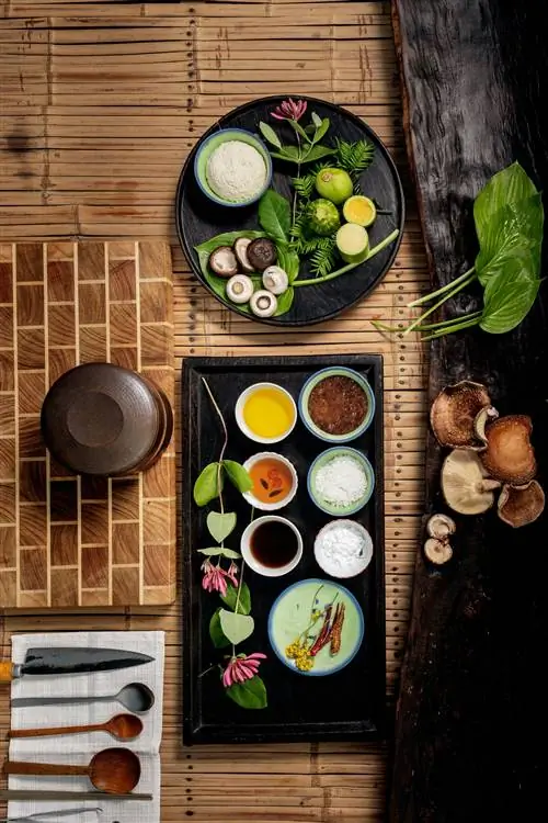 вид с воздуха еды. Овощи. грибы. листья. ложки. черные пластины.