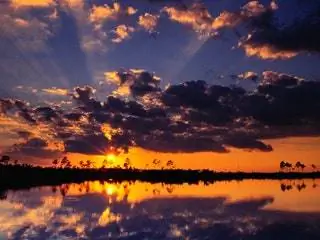 Это изображение может содержать Природа На открытом воздухе Небо Сумерки Красное небо Закат Рассвет Солнечный свет и восход солнца
