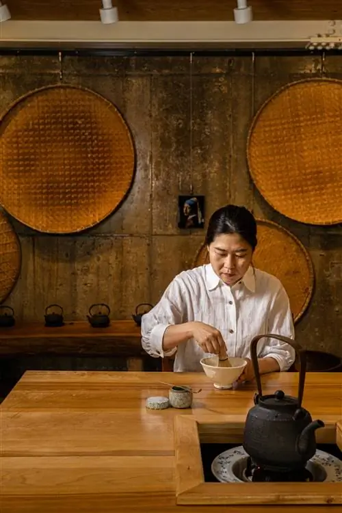 женщина готовит чай. деревянный стол. Девушка с жемчужной сережкой