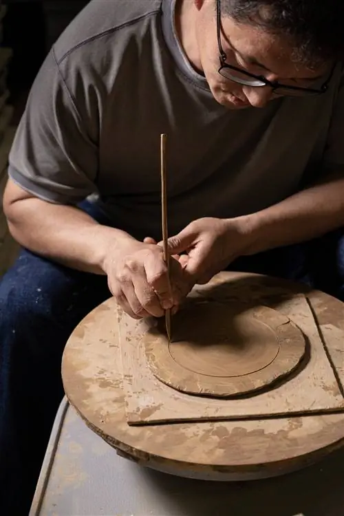 мужчина лепит традиционный онги, большой керамический горшок для кимчи в Jingkwang Culture