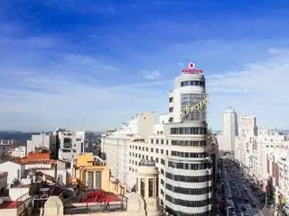 Это изображение может содержать City Town Городское здание Офисное здание Downtown Road Metropolis Intersection and High Rise