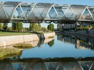 На изображении может находиться Вода На улице Архитектура Здание Мост Природа Человек Арка Арка и канал