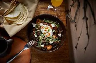 Грибная казуэла с яйцом в черной миске