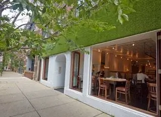 Внешний вид ресторана с открытыми окнами