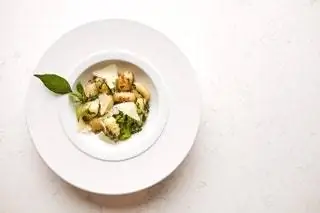 вид блюда из макарон сверху. белая миска