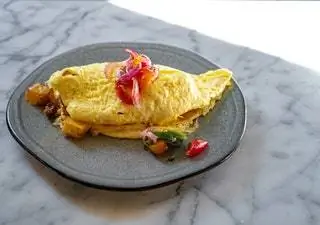 Омлет. овощи. мраморный стол. Солнечный лучик