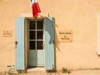 На изображении может находиться дверь и домашний декор