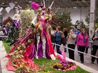 Это изображение может содержать фестиваль людей, толпу, обувь, одежду, одежду, обувь, растение, цветы и цветы.