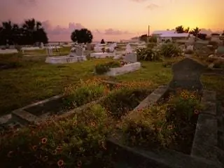 Это изображение может содержать Tomb Tombstone Human and Person