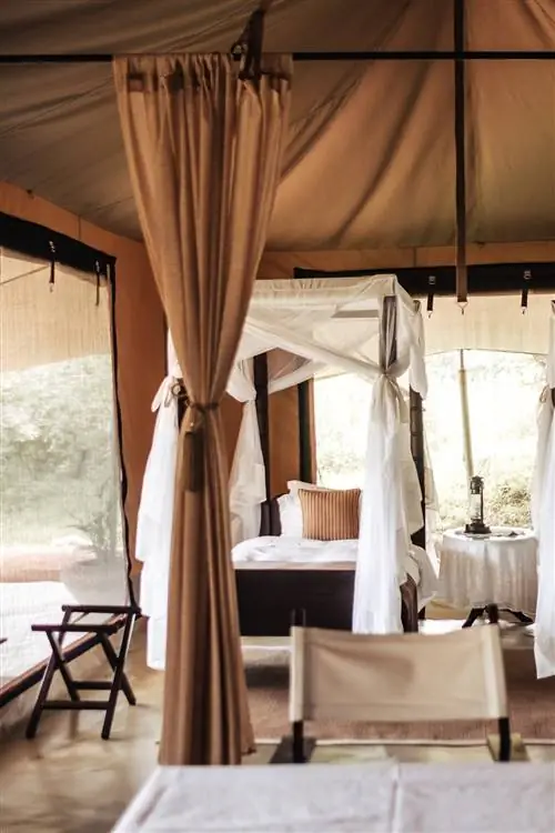 кровать. подушка. палатка. бежевый. занавес. стул. сафари. природа.