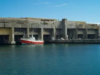 Это изображение может содержать Транспортное средство Лодка Водный транспорт Судно На открытом воздухе Природа и река