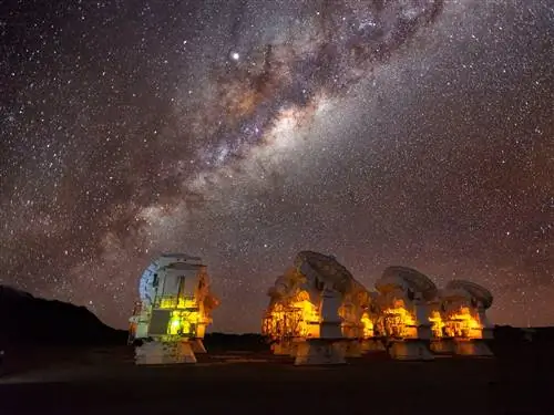 Антенны под Млечным Путем на плато Чайнантор. наблюдение за звездами. ночное небо.