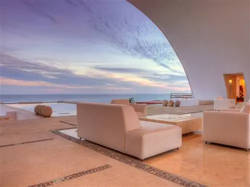 На изображении может находиться пол мебель диван гостиная комната в помещении пол дерево паркет стол и дизайн интерьера