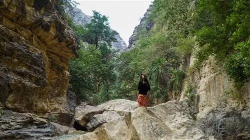 женщина стоит на скалах на природе