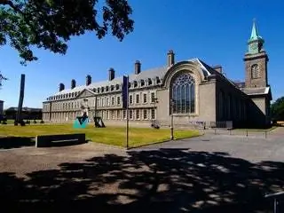 На изображении может находиться кампус Grass Plant College Architecture Building Часовая башня и башня На изображении может находиться кампус Grass Plant College Architecture Building Часовая башня и башня