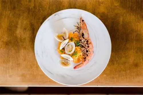 Жареные креветки Nemi из Сан-Карлоса со сливочно-красным рисом в стиле тумбада и моллюсками